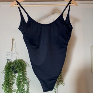 Baddräkt - Marinblå baddräkt från Ullared. Aldrig använd då jag trodde jag gillade baddräkter vilket jag sedan insåg att jag inte gjorde lol🤪. Köptes för ish 70kr. Ingen aning vad märket är. Den är ganska djup i ryggen. Köparen står för frakten, hör av er vid frågor eller intresse.