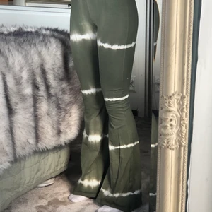 Högmidjade batik byxor  - Strl M men men sitter tight på mig som har xs.