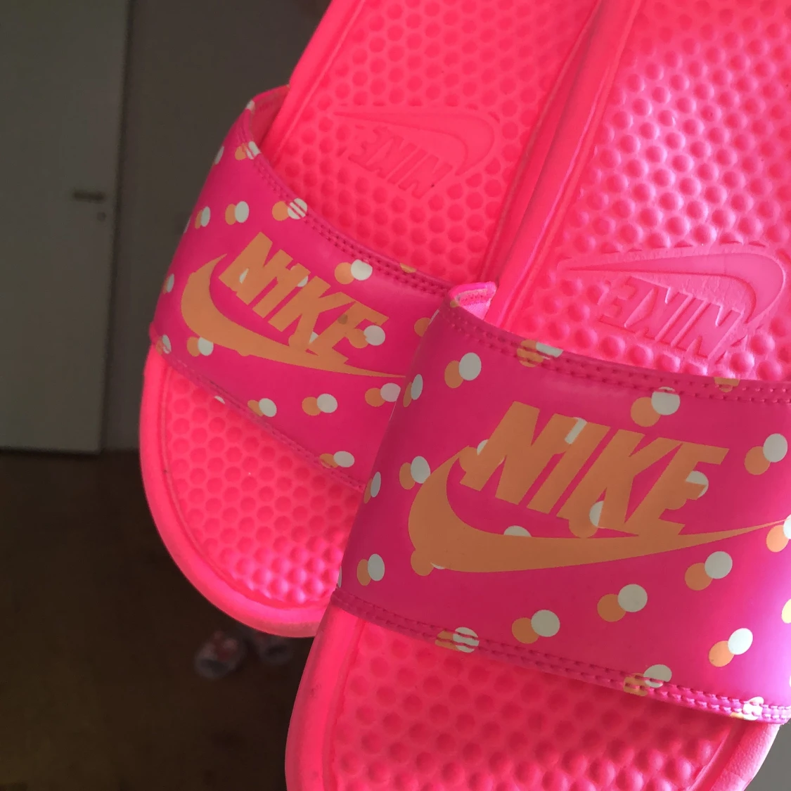 Knallrosa somriga Nike slides | strl 39 - 91