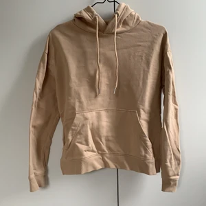 Beige Hoodie  - Beige hoodie från hm i storlek S. Liten slits på båda sidor vid mudden. Använd 1 gång. 