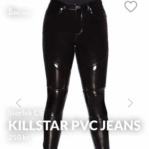 Killstar ”Daggers Gloss Jeans”Storlek XS - Killstar “Daggers Gloss Jeans” Storlek XS. När jag fick dessa för några dagar så märkte jag att en söm var defekt, precis som den spruckit (mellan benen ungefär). Har nu sytt med symaskin och det syns ingenting (bild kan fås på pm)! Men därav det låga priset. Dock är de endast provade och aldrig använda. Anledningen till varför jag säljer är för att Killstar skickar mig ett par nya! Nypris ca 700kr. 
