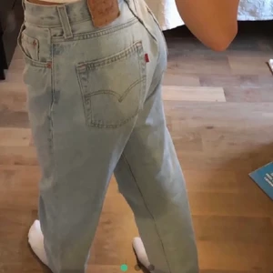 Levis jeans - Fina vintage Levis jeans som jag köpt här på plick men var för långa tyvärr. Två första bilderna är förra ägarens. Storlek 31 i waist och 32 i längd. Jag har 27 vanligtvis men tycker de passar jättefint om man vill ha de mer baggy och lowaisted! Skriv för fler bilder osv💖💖 