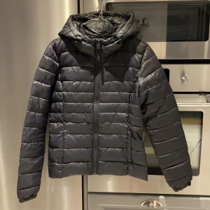 Only  - Jacka från only storlek S! Bara testad men en söm på fickan har gått upp, går att fixa enkelt om man vill! 