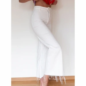 Vita high-waisted jeans - Vita high-waisted jeans från Zara! Köparen står för frakt (45kr)