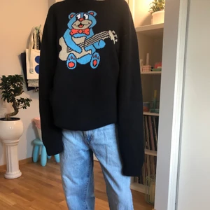 SWEATSHIRT  - En stickad sweatshirt med tryck från weekday:) köpare står för frakt!🥰