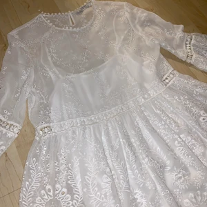 Sommar-/studentklänning från Zara - Denna knappt använda klänningen kommer från Zara (deras premium collection) och är i storlek M (men skulle kunna passa en S). Superfin brodyr med många detaljer, perfekta sommarklänningen eller studentklänningen! Tillkommer en underklänning också 😍 Hade behållt den om den inte hade varit för liten 💔