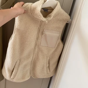 Väst  - Väst i storlek S från Lindex. Har aldrig kommit till användning så är i helt nytt skick. Högsta bud ligger på 320kr 🤍