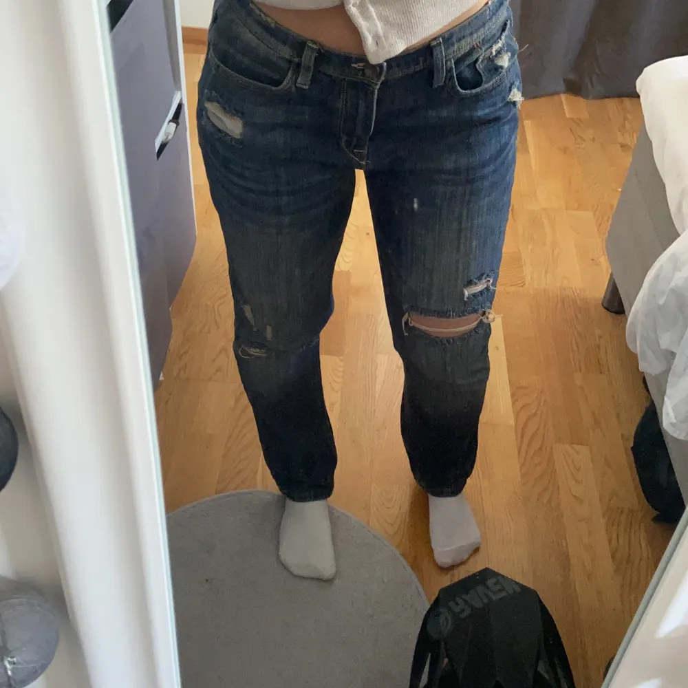 Raka Zara jeans med hål, second hand men i bra skick, passar någon lite kortare runt 1,60 isch , pris plus 66 kr frakt. Jeans & Byxor.