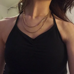 Halterneck topp Strl XS/S - En svart halterneck topp som är knappt använd. Den passar till både XS och S. Jättefin till sommaren🌸💕 Skicka privat för fler bilder😊