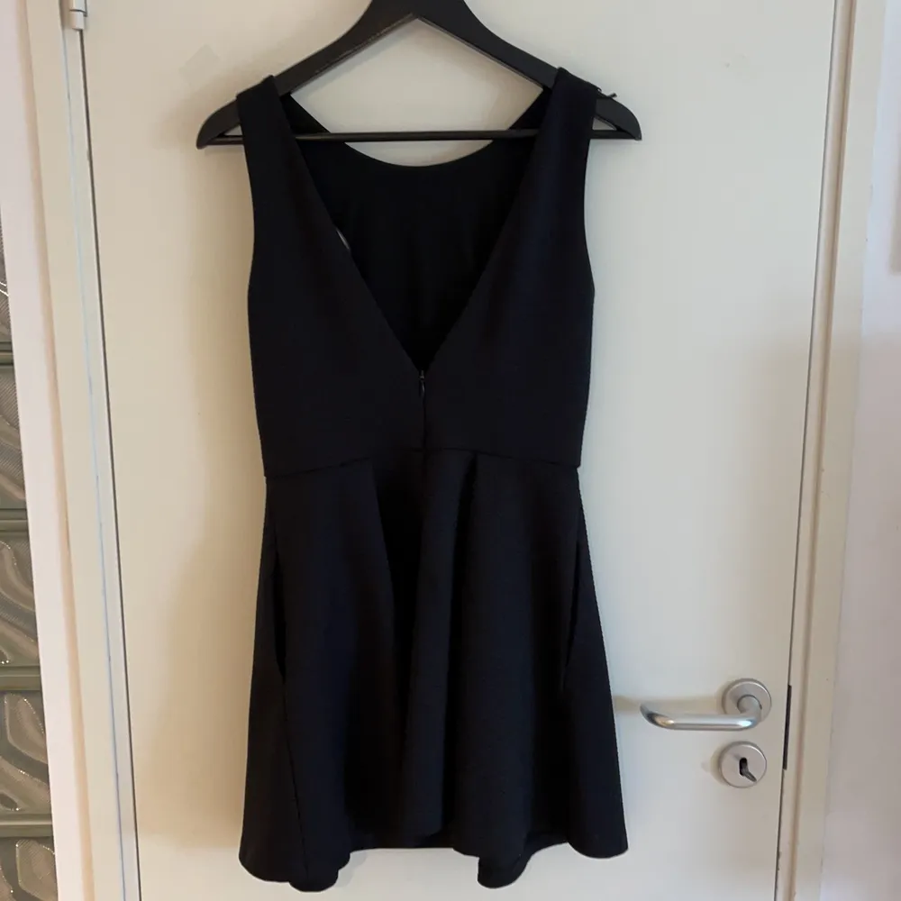 A Zara medium sized dress and it has pockets;) It’s too short for me and I’m 179cm. Klänningar.