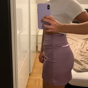 Kjol från shein - Helt oanvänd kjol från shein i strl M i lila silke, köparen står frakten😊