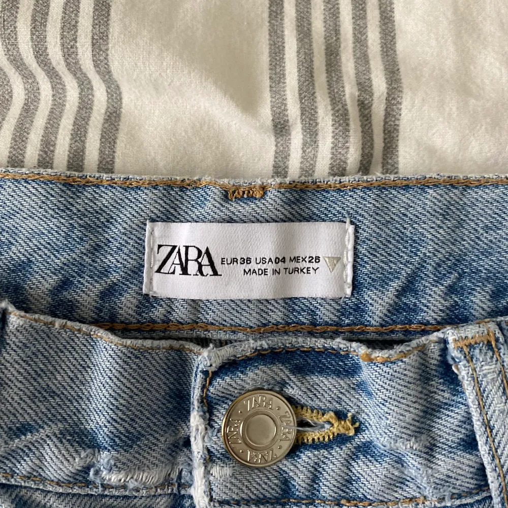 Populära jeans med hög midja och hål på knäna från Zara. Jeans & Byxor.