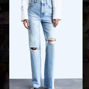 säljer dessa jeans med hål från zara. supersnygga men kommer tyvärr inte till användning längre. skriv privat flr fler bilder🤍