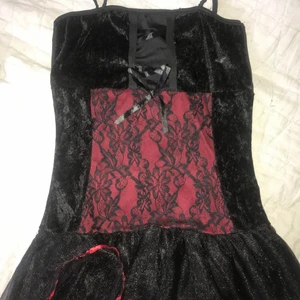 topp - svart och röd topp med detaljer, sparsamt använd. står ingen storlek men skulle säga S/M.