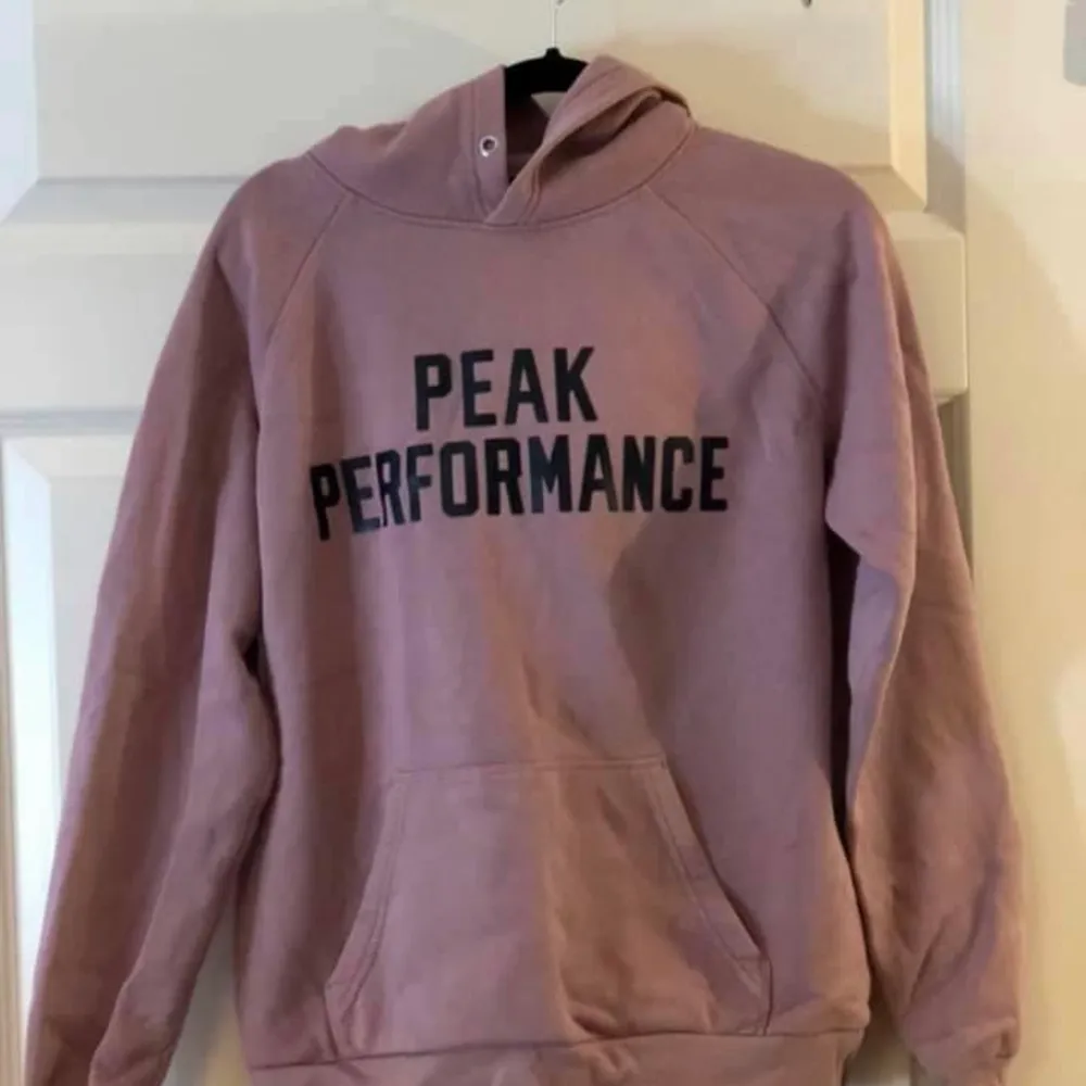Rosa peak performance hoodie.  Garanterar snabb affär och skickar med bild/video bevis när jag postar🌸. Hoodies.