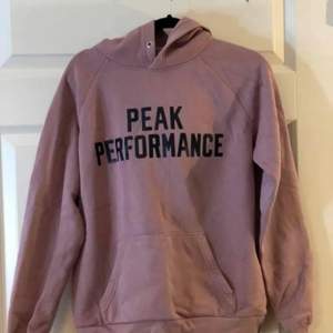 Rosa peak performance hoodie.  Garanterar snabb affär och skickar med bild/video bevis när jag postar🌸