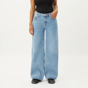 Lågmidjade weekday jeans - Helt nya lågmidjade jeans från weekday,  hann aldrig testa dom i butik så köpte fel storlek därmed sitter prislapp mm kvar, storlek 29/32💕 köparen står för frakt