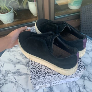 Svarta Eytys - Svarta eytys i storlek 39, superbra skick. Försökt rengöra dem så gott jag kunde. Säljer på grund av att jag vill köpa andra skor🥰 Nypris- 1800kr