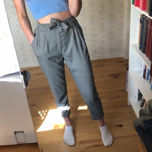 Rutiga kostymbyxor - Jättefina rutiga kostymbyxor från h&m🤎 Säljer p.g.a att de är lite korta på mig som är 177 cm. Pris kan diskuteras!