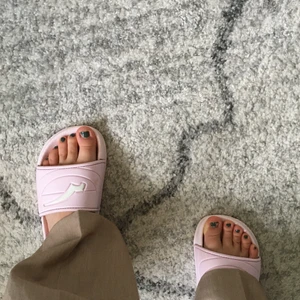En fin stranddag - Säljer nu mina rosa fina tofflor då dom ej kommer till användning längre! Nytvättade med endast lite fläckar som ej kommer synas när ni bär dem! Passar perfekt att ha på till stranden eller en varm sommardag. Stl 36 men passar mig perfekt som har 40 i stl! Köpt i Spanien.