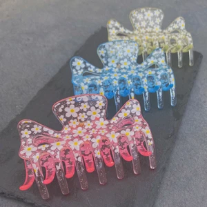 Blommig hårklämma - Super söta hårklämmer för att matcha dina somriga outfits. De går att köpa i rosa, blå eller grön.🌸 de är 8 cm på längden och 5 cm på höjden💞 de kostar 49kr/st och 15 kr i frakt🌸