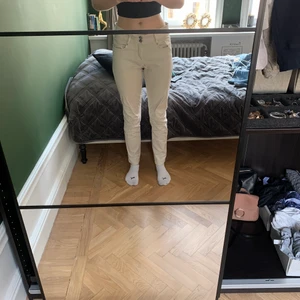 Vit/Beige Byxor - Ett par beige/gräddvita byxor, stl L, lite stora i midjan på mig som är M. De är knappt använda. Dubbel knapp, ganska raka byxben. Köptes för ett år sen på Plagget i Norrtälje. Kan mötas up i Vasastan eller postas, köpare betalar post avgift.