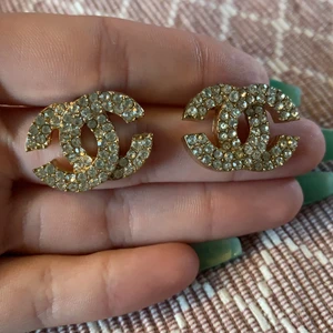 Chanel örhängen  - Guldiga örhängen med Chanel märke. Örhängena är fake men i bra kvalitet och aldrig använda. Köparen står för frakten🌸🌸