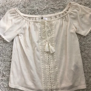 Off-shoulderblus - En fin off-shoulderblus som bara är använd ett par gånger. Storlek XS men passar säkert en liten S också. 