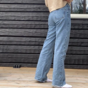 Wide leg jeans Zara - Zara jeans i midrise wide leg! Sjukt snygg tvätt och så fräscha till en vit topp! Storlek 38
