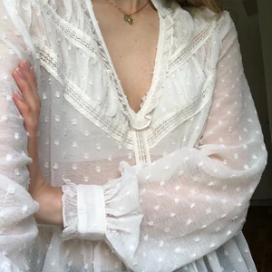 Blus - Söt prickig blus från NLY trend. Sparsamt använd 💫 Jättfint fall, något genomskinlig