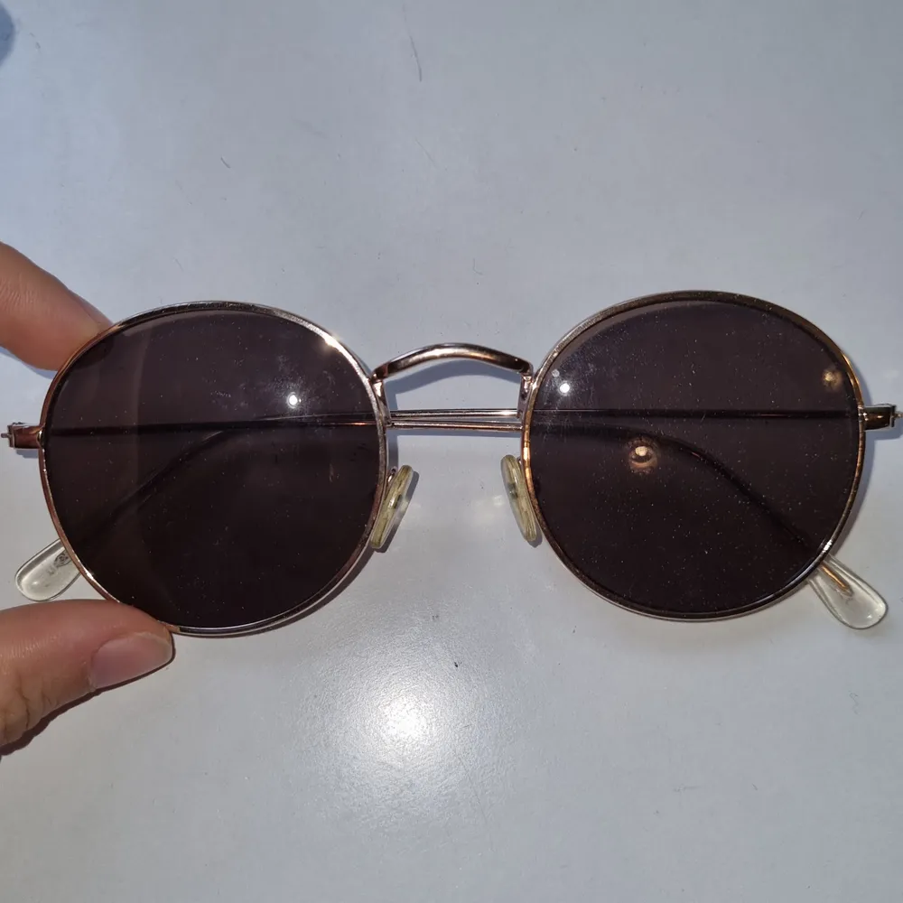 Runda, trendiga solglasögon, perfekta till sommaren köparen står för frakt🤸🏽‍♀️. Accessoarer.