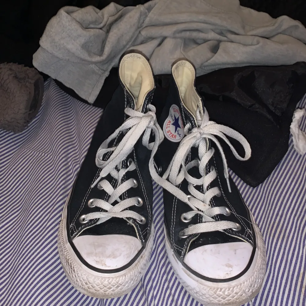 Ett par svarta Converse som inte passar mig längre. Vita delarna längst framme och bak är lite smutsiga, kan absolut tvättas bort dock. Storlek 39. Djur finns i hemmet. Observera att frakten ligger på 99kr och är spårbar. Budgivningen fortsätter till lördag så alla får en chans att buda 🖤. Skor.