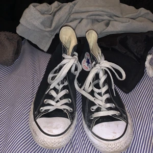 Svarta Converse - Ett par svarta Converse som inte passar mig längre. Vita delarna längst framme och bak är lite smutsiga, kan absolut tvättas bort dock. Storlek 39. Djur finns i hemmet. Observera att frakten ligger på 99kr och är spårbar. Budgivningen fortsätter till lördag så alla får en chans att buda 🖤