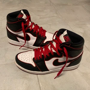 Air jordan 1 high Bloodline - Storlek 43 väldigt sparsamt använda och i bra skick ser i princip nya ut. Lite smutsiga på sulan men syns knappt och nån liten missfärgning på toeboxen på ena skon men inget man ser om man inte kolla noggrant. Alla tillbehören finns kvar. Kan mötas upp i stockholm eller så står köparen för frakt