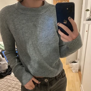 Stickad tröja - Snygg stickad tröja. Den är mer grön än på bilden