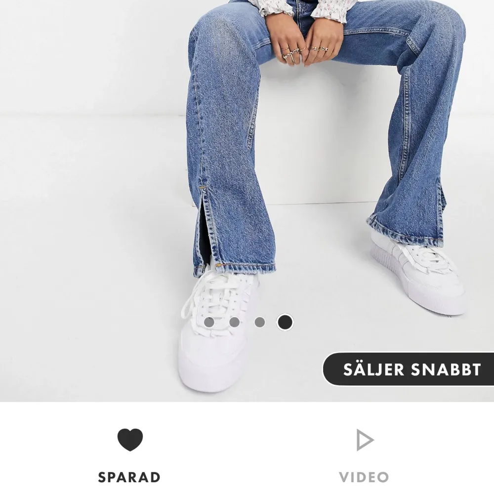 Populära jeans med slits från Asos. Helt oanvända, prislappen är kvar. . Jeans & Byxor.