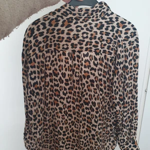 Stilig leopard skjorta från zara - Bra skick, använde den inte så ofta,leopard 