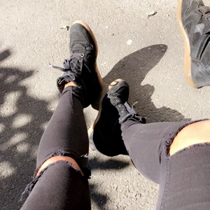 Pavement skor - Kilklack från Pavement i storlek 38 - klack ca 6 cm hög Köpta på Two Angels 2018 men endast använda 3 gånger så i princip som nya. Nypris: 1 200kr. Pris kan diskuteras och frakten kan också ändras då jag inte vet hur stort som behövs.  