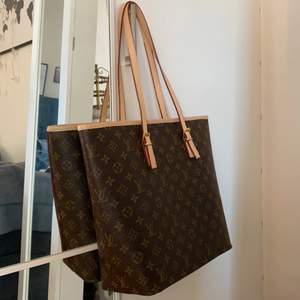 Louise Vuitton väska i fint skick