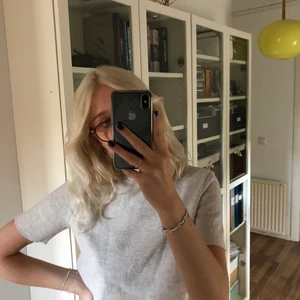 Tröja - Mjuk beige tröja från zara i storlek s. Man kan klä upp eller ner den så fin!! 