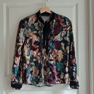 A blouse from Zara. Pretty flower print 🌺🌼🌸 and a cute tie in the neckline 🥰 Thin flowy fabric, 100% viscose. In perfect condition - it was worn only 1-2 times. Size S.