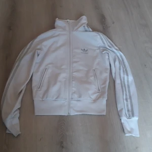 Adidas  - Tröjan den är snygg it anvent den sälv bra skick