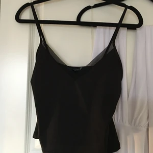 Topp  - Basic fin svart satin topp i storlek M. Aldrig använd, prislapp kvar. 