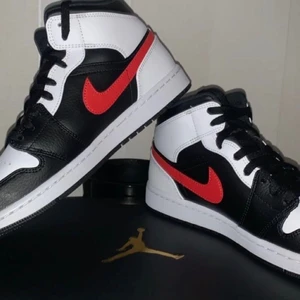 Nike air Jordan 1 mid chile  - Hjälper en vän till mig att själva sina jordans som är för små för honom. Skorna är i storlek 43 och använd 2 gånger. Ifall ni är intresserade är det bara att kontakta mig!