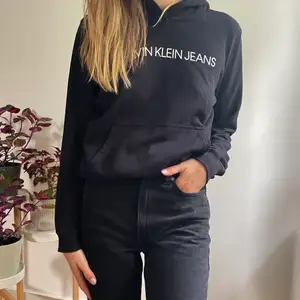Svart clean hoodie från Calvin Klein. Pris kan diskuteras 💫 Möts upp eller postar ⭐️