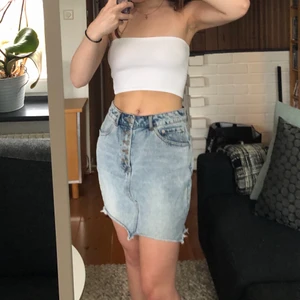 Jeanskjol - Säljer denna snygga jeanskjol från bikbok i storlek S! Superfin på sommaren när man är lite brun också! 