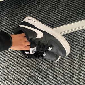 Nike skor - Säljer dessa skor som är anvönda fåtal gånger!! Och därmed inga skador eller så på de💜☺️skriv privat för mer bilder... köparen står för frakten, köpta för 1200 kr