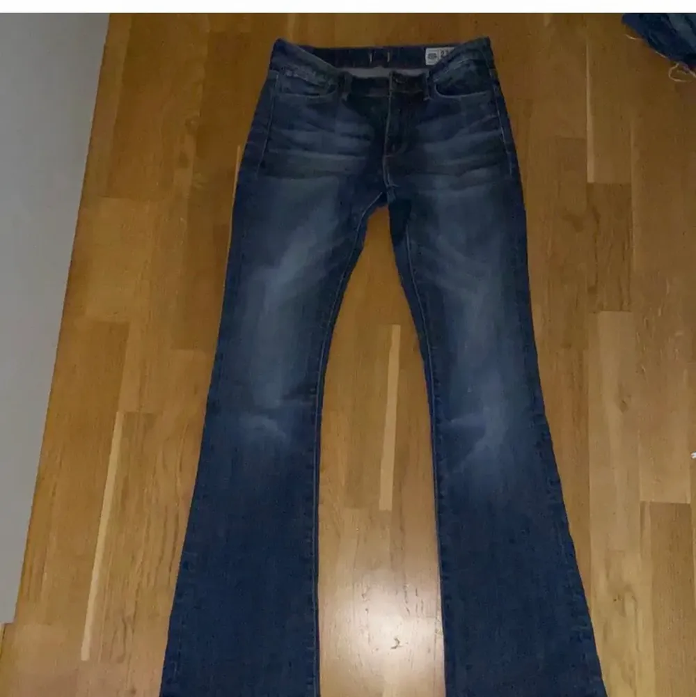 lågmidjade jeans från crocker i storlek 27/32. passar någon som är runt 160cm. Jeans & Byxor.