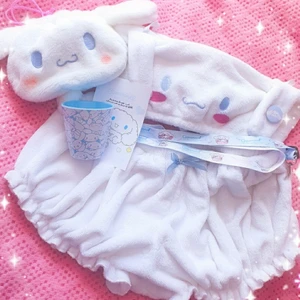 ♡Cinnamoroll pyjamas ♡ - ♡ I boughg this set but it was unfortunatly a bit big on me ♡ I sowed the top in a bit so it would fit (it fits a 65H cup so its still not small♡ the size is XL and the bottoms is very stretchy, does still sit alright on me ( i am a M) and the top is also stretchy♡ ♡ jag köpte det här sättet men den är tyvärr lite stor på mig♡ jag sydde in toppen så att den skulle passa mig bättre (har 65H kupa så den är endå rätt stor ) storleken är XL och "byxorna" är väldigt stretching, sitter fortfarande rätt bra på mig som är en M♡ ♡measurments/ mått: breast/byst: 80-100 ish the straps are adjustable / banden kan bli längre eller kortare♡ midja/ waist: 75-95cm ish the sem is very stretchy / sömmen är otroligt stretchig ♡ hip/ höfter: 85-125 cm ish again very stretchy/ allt är rätt otroligt stretchigt♡ dessa mått är bara ungefärliga, sättet är otroligt stretchigt och skulle passa runt M-XXL ♡ the set is extremly stretchy and would fit around m-xxl , its hard to say the measurments and I can provide my measurments and picutres of how it looks on me if intressered♡ det är svårt att säga måtten exact eftersom den är stretchig men jag kan jämföra med mina mått och bilder på hur den sitter på mig om någon är intresserad. Lägger inte ut här på en gång för att undvika onödiga kommentarer på min kropp♡ köparen betalar för frakt♡