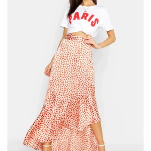 Silkeskjol - Kjol från boohoo 🧚🏼 säljer pga den är för liten för mig i midja, därav är  bilderna från boohoos hemsida 🤷‍♀️💞! Går absolut att få fler bilder på kjolen, bara att skriva! 